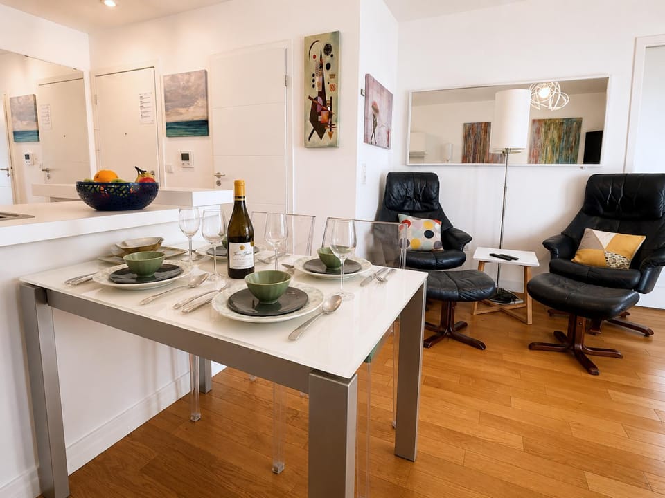 Kitchen or kitchenette, Living room, Food and drinks, Seating area, Dining area, Food, minibar