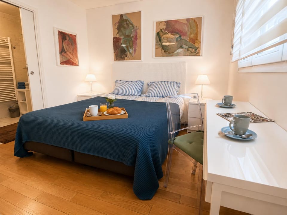 Bed, Coffee/tea facilities, Living room, Food and drinks, Photo of the whole room, Seating area, Dining area, Bedroom, Food, Breakfast, Continental breakfast