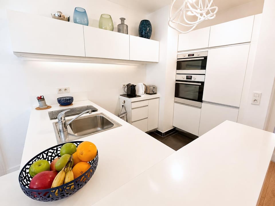 Kitchen or kitchenette, Living room, Food and drinks, Seating area, Dining area, Food, minibar, oven, pet friendly, stove, toaster