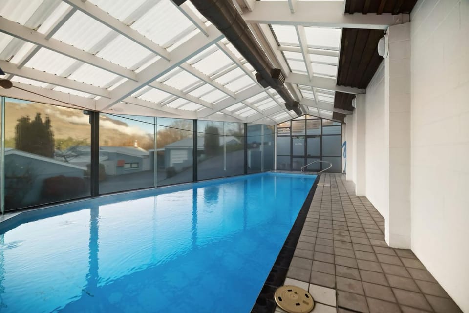 Central 2 bed Apt - views pool walk to town Apartment in Queenstown