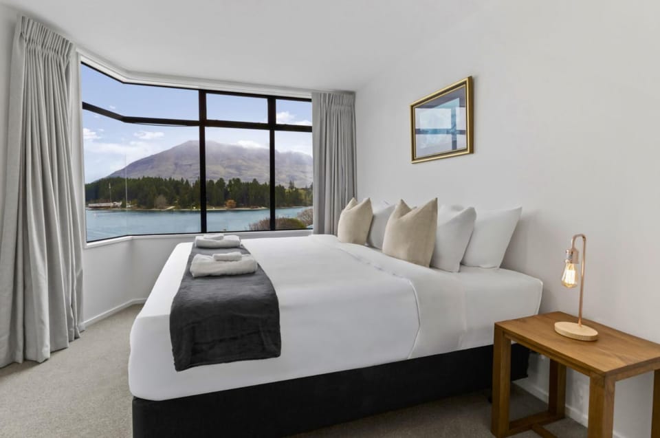 Central 2 bed Apt - views pool walk to town Apartment in Queenstown