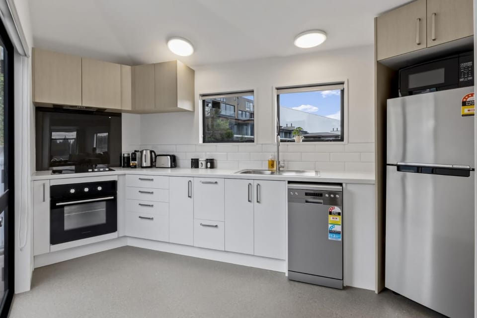 Central 2 bed Apt - views pool walk to town Apartment in Queenstown