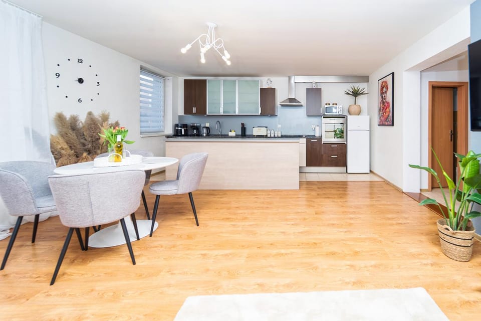 Dining area, dishwasher, oven, pet friendly, stove, kitchen