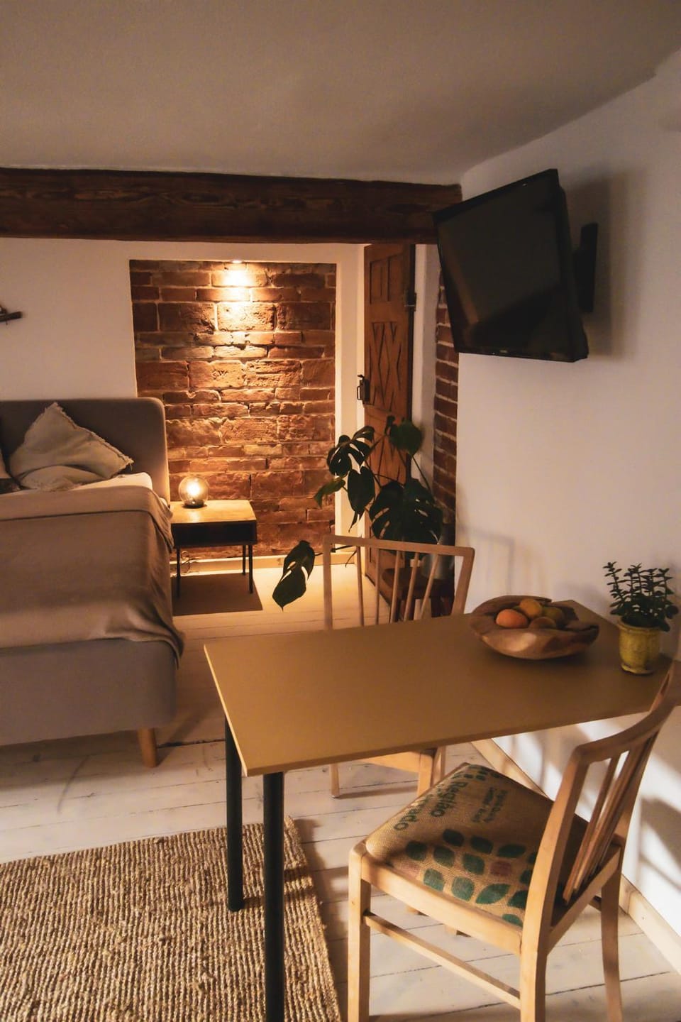 TV and multimedia, Seating area, Dining area