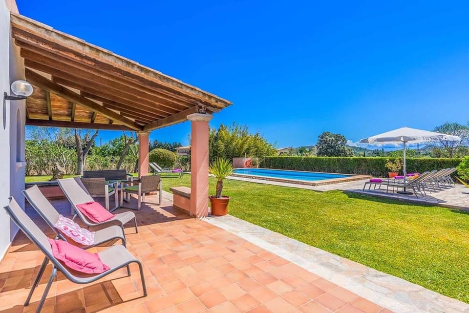 Villa Patricia Impressive garden to enjoy with the family by Renthousing Apartment in Raiguer