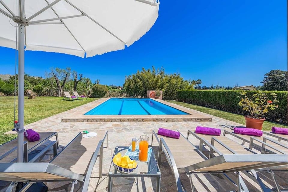 Villa Patricia Impressive garden to enjoy with the family by Renthousing Apartment in Raiguer