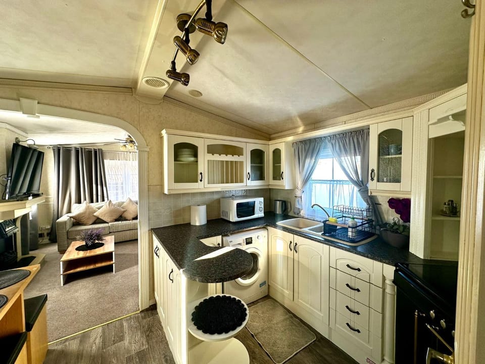Kitchen or kitchenette, Dining area, oven