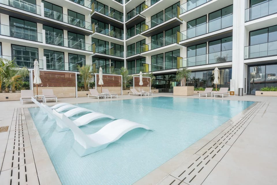 StayShort - Sophisticated JVC Apartment Sleeps 4 with Balcony Apartment in Dubai