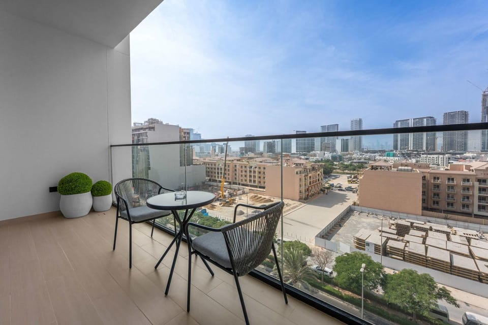 StayShort - Sophisticated JVC Apartment Sleeps 4 with Balcony Apartment in Dubai