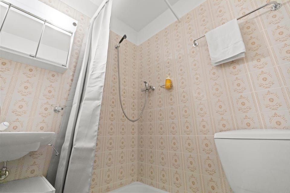 Shower, Toilet, Bathroom, towels