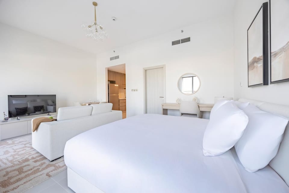 Bed, TV and multimedia, Seating area