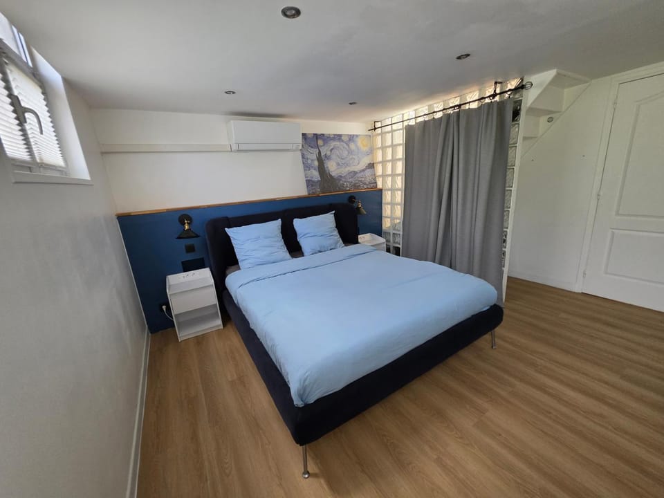 Bed, Photo of the whole room, Bedroom