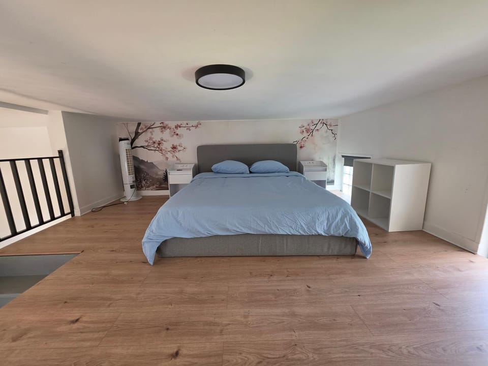 Photo of the whole room, Bedroom