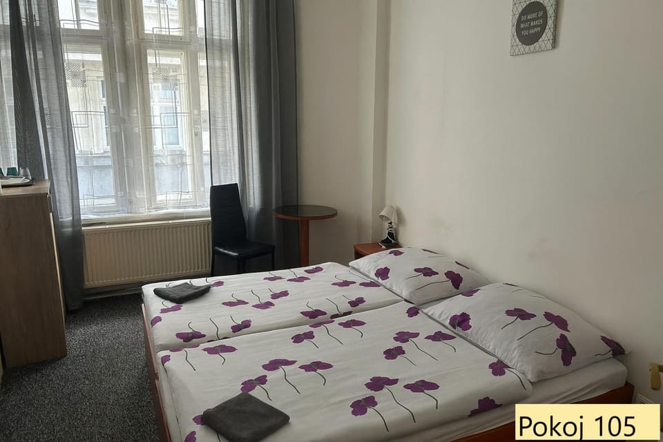 Bed, Photo of the whole room, Seating area, towels