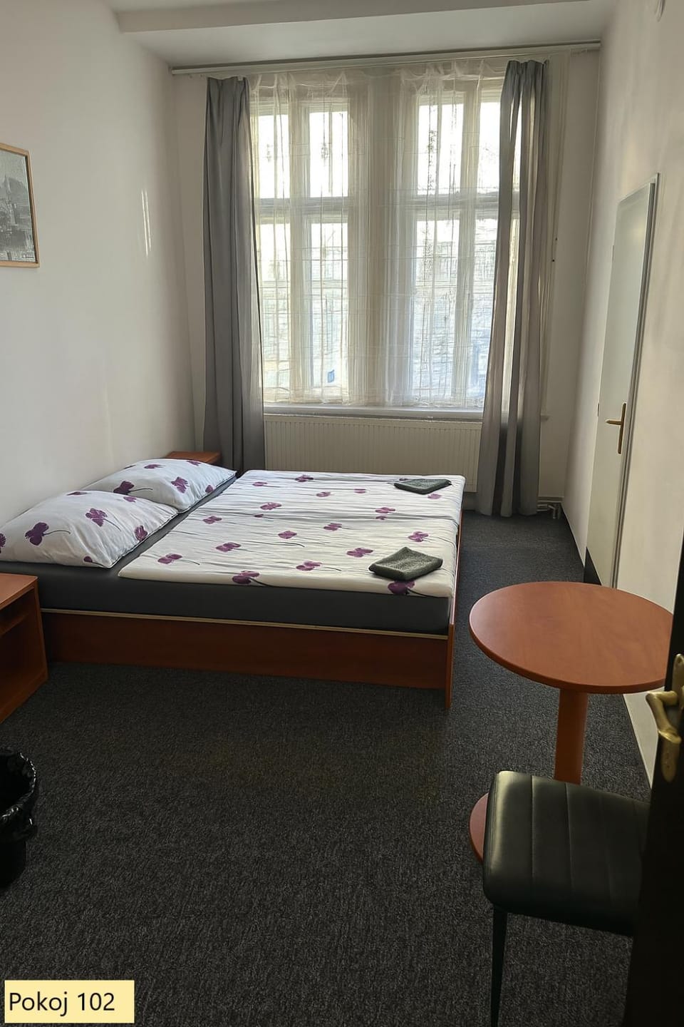 Bed, Photo of the whole room, Seating area, towels