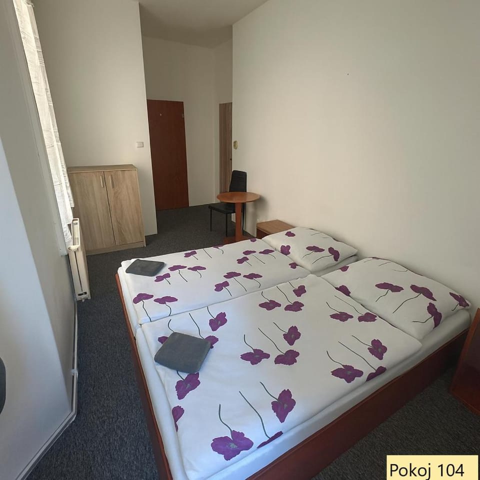 Bed, Photo of the whole room, Seating area, towels