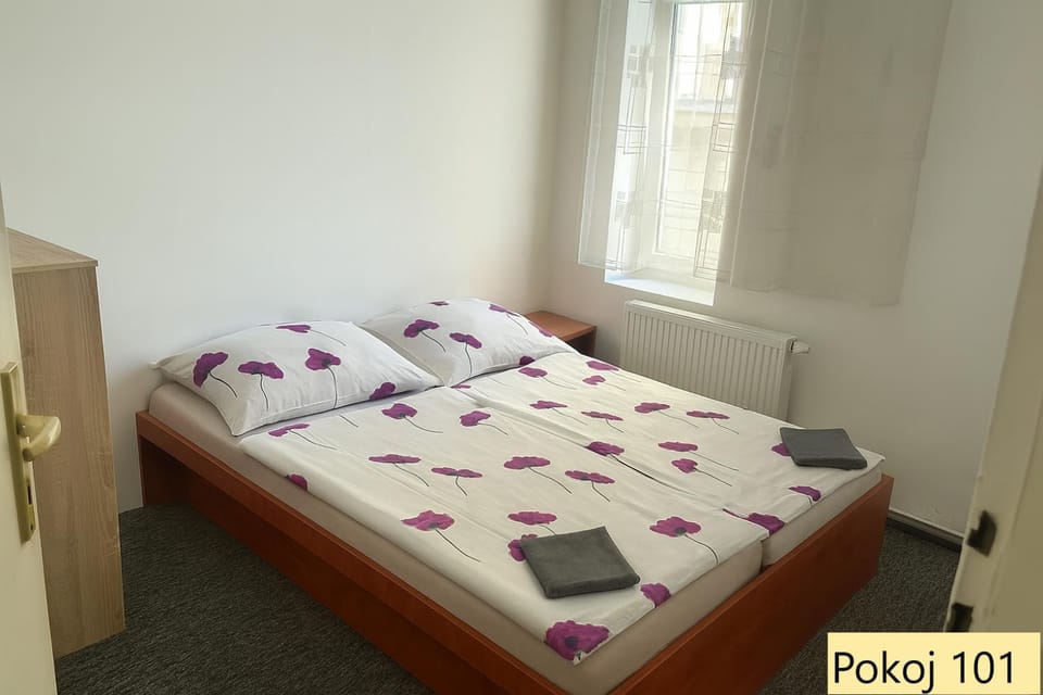 Bed, Photo of the whole room, towels