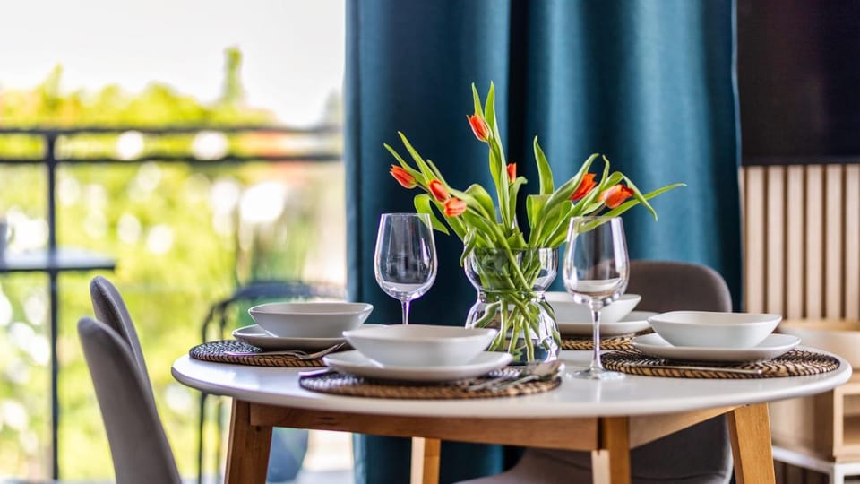 Day, Dining area