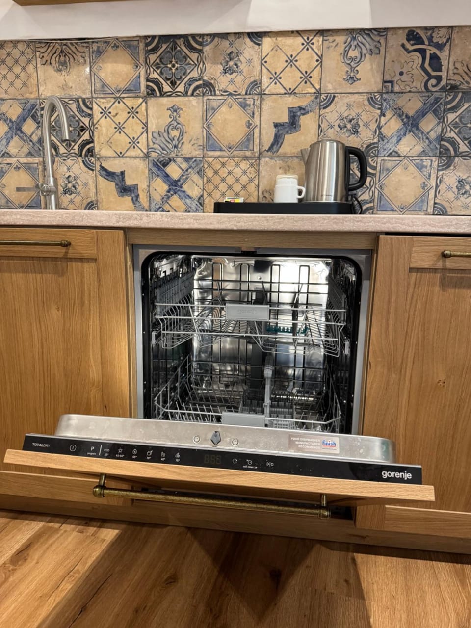 Kitchen or kitchenette, dishwasher