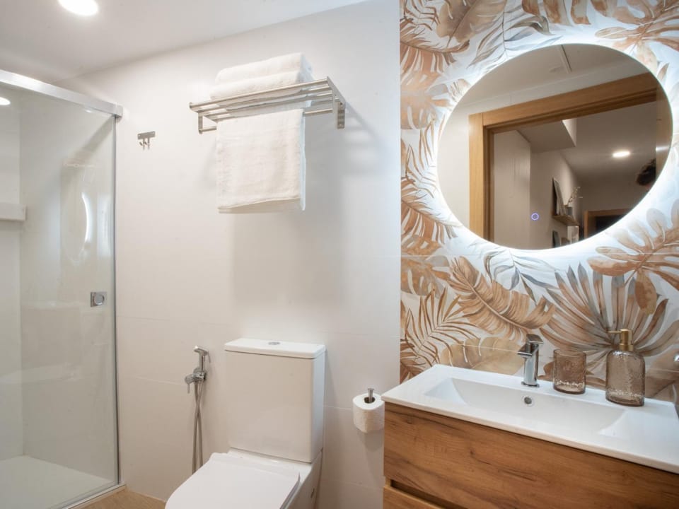 Shower, Toilet, Bathroom, towels