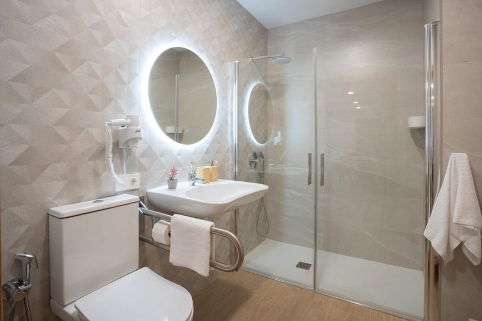 Toilet, Bathroom, towels