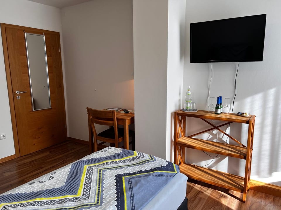 Bed, TV and multimedia, Photo of the whole room, Seating area, Bedroom