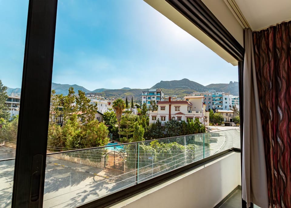 Day, Balcony/Terrace, City view, Mountain view