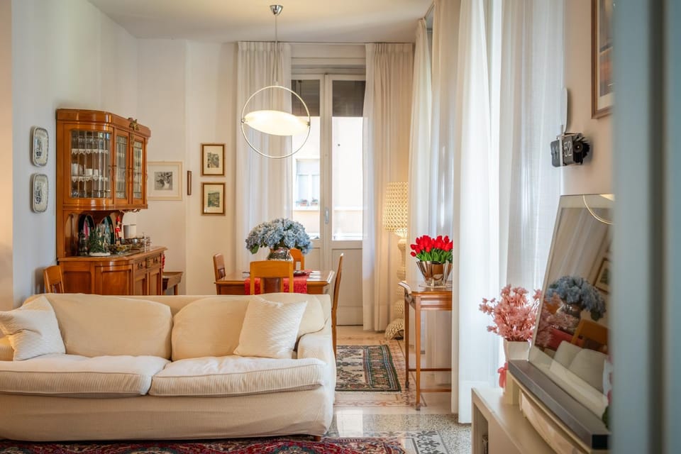 Living room, Seating area, Dining area, internet