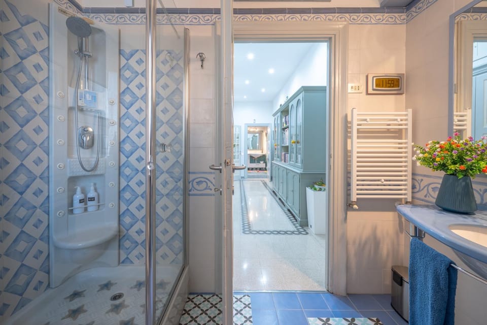 Shower, Library, Bathroom, Photo of the whole room