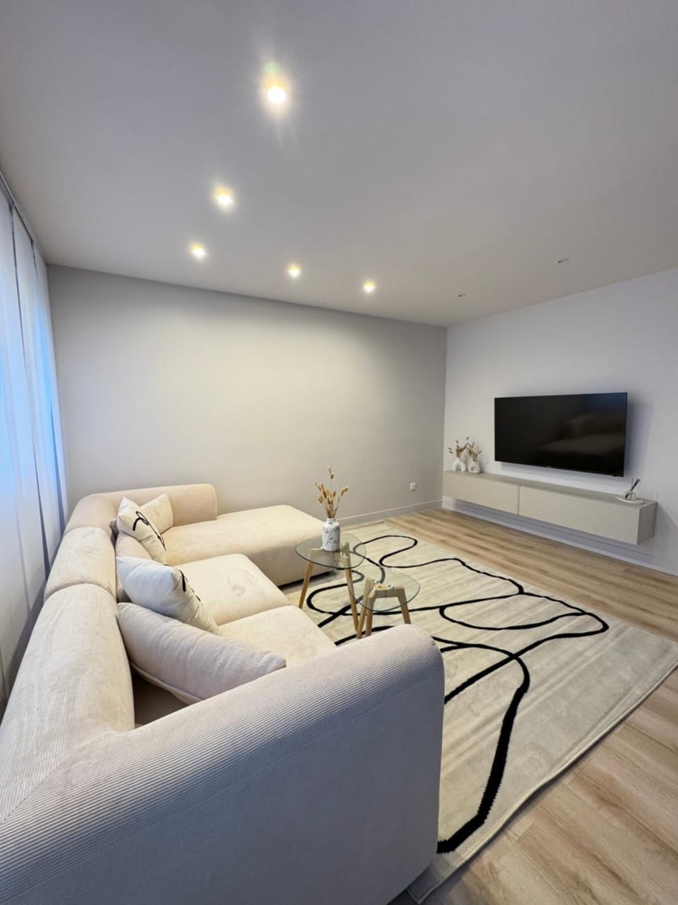 Communal lounge/ TV room, TV and multimedia, Living room, Seating area, Evening entertainment