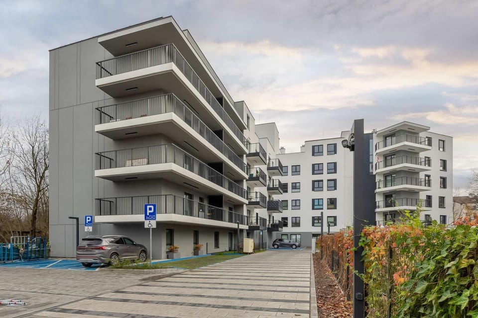Property building, Day, Neighbourhood, Location