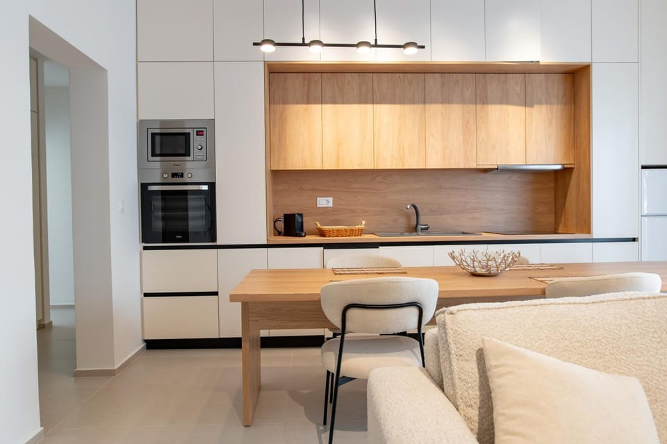 Kitchen or kitchenette, Dining area, oven, stove