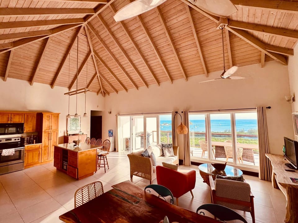 Communal lounge/ TV room, Natural landscape, TV and multimedia, Kitchen or kitchenette, Living room, Dining area, Evening entertainment, Sea view