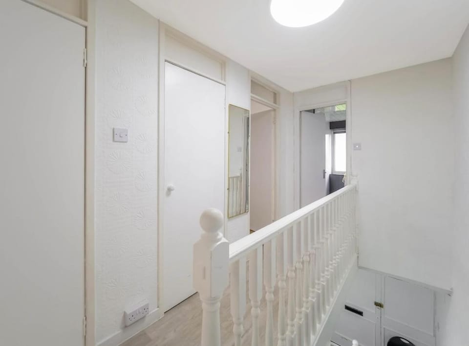 Free Parking | 3 Bedrooms | Sleeps 7 | Airport Apartment in Paisley
