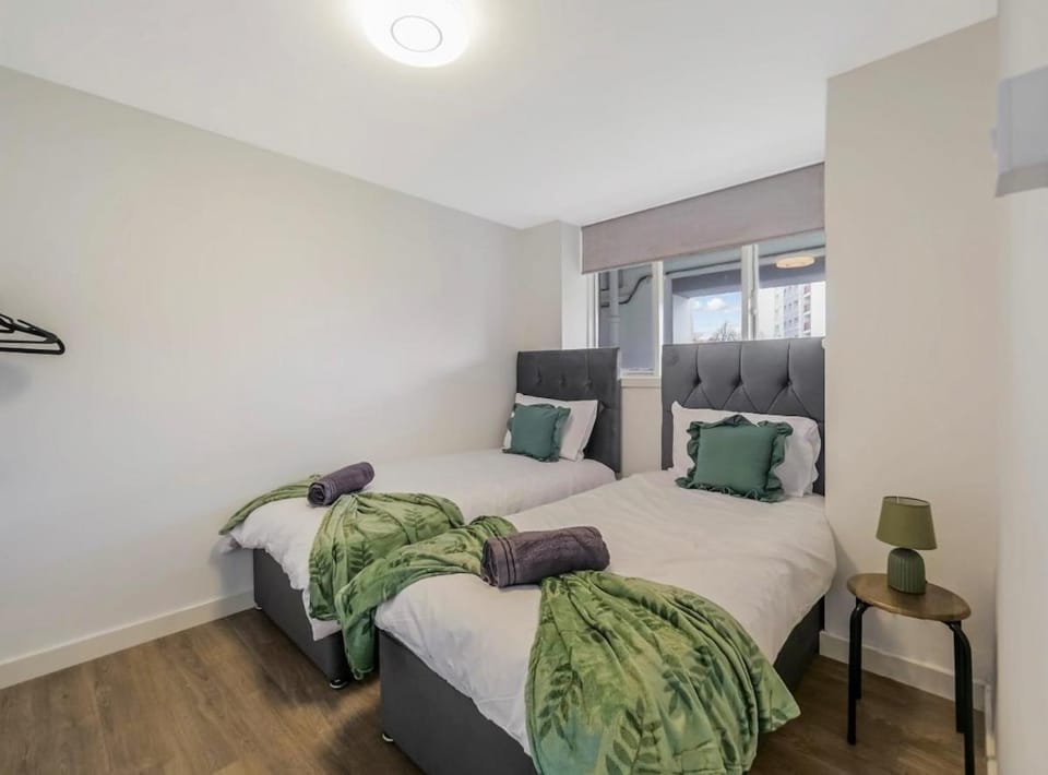 Free Parking | 3 Bedrooms | Sleeps 7 | Airport Apartment in Paisley