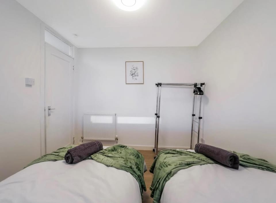 Free Parking | 3 Bedrooms | Sleeps 7 | Airport Apartment in Paisley