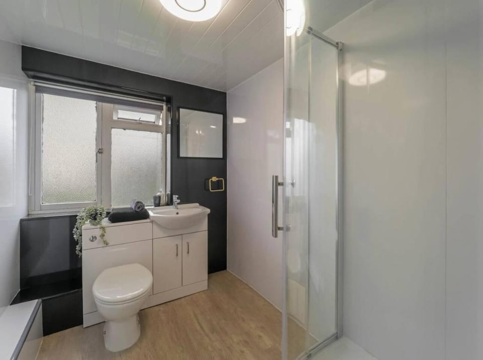 Free Parking | 3 Bedrooms | Sleeps 7 | Airport Apartment in Paisley
