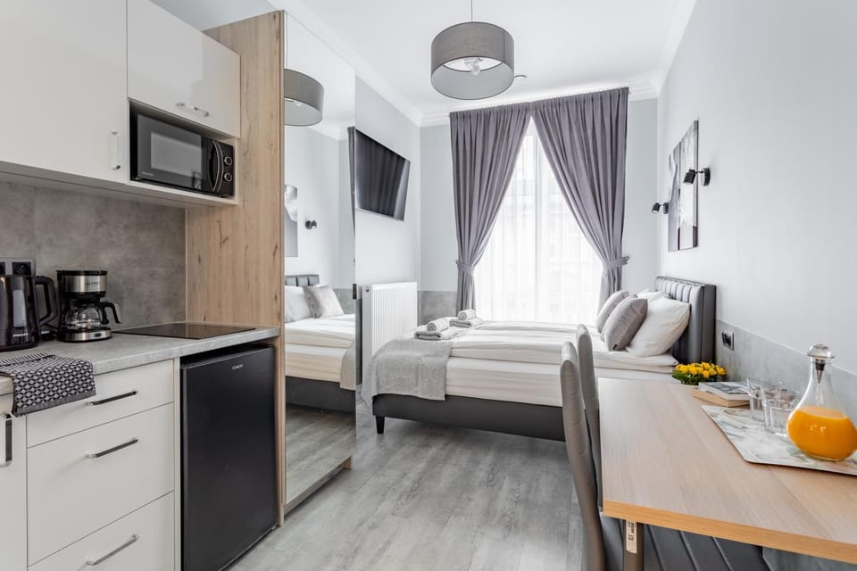 TV and multimedia, Coffee/tea facilities, Kitchen or kitchenette, Living room, Photo of the whole room, Bedroom