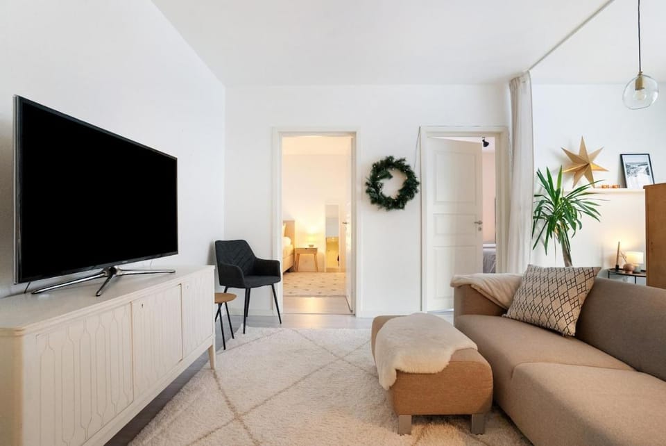 Communal lounge/ TV room, TV and multimedia, Living room, Seating area, Evening entertainment