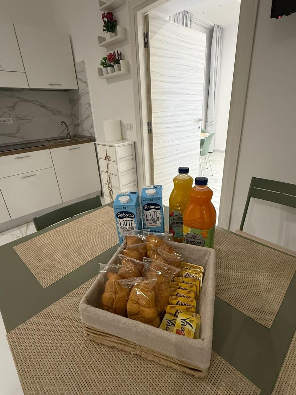 Kitchen or kitchenette, Food and drinks