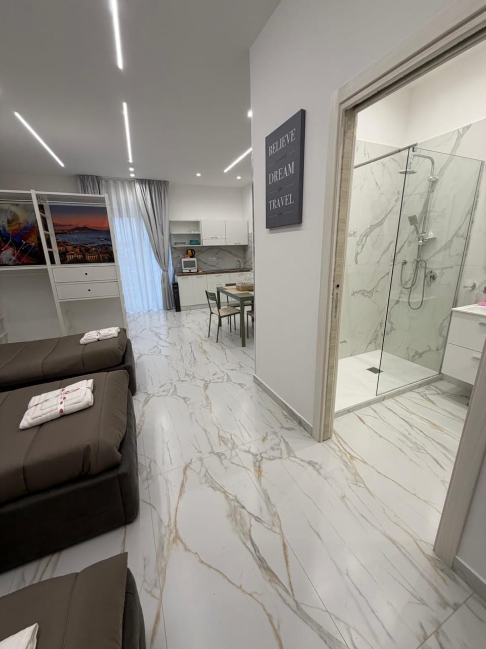 Bathroom, Kitchen or kitchenette, Seating area