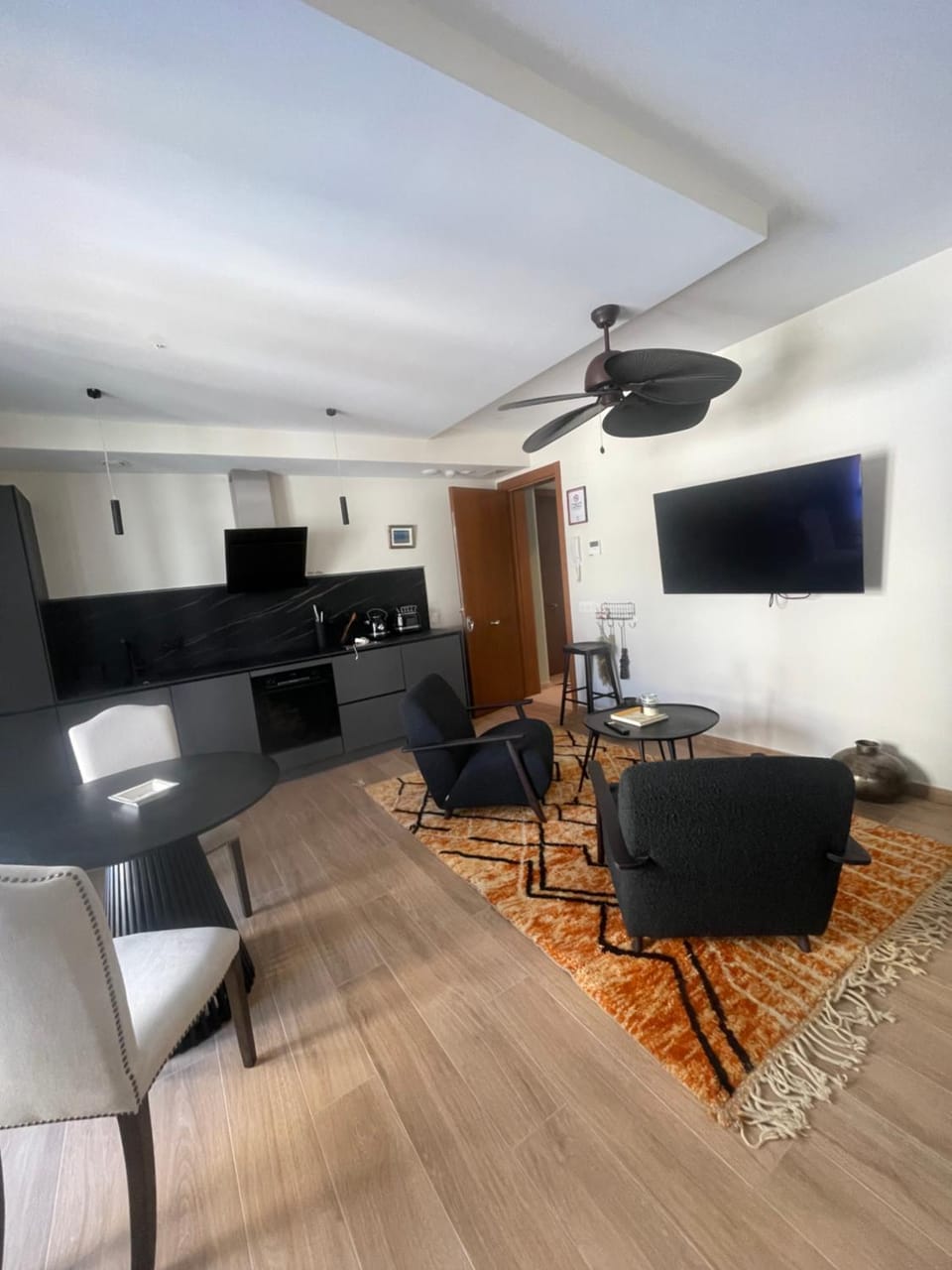 TV and multimedia, Kitchen or kitchenette, Living room, Seating area, Dining area