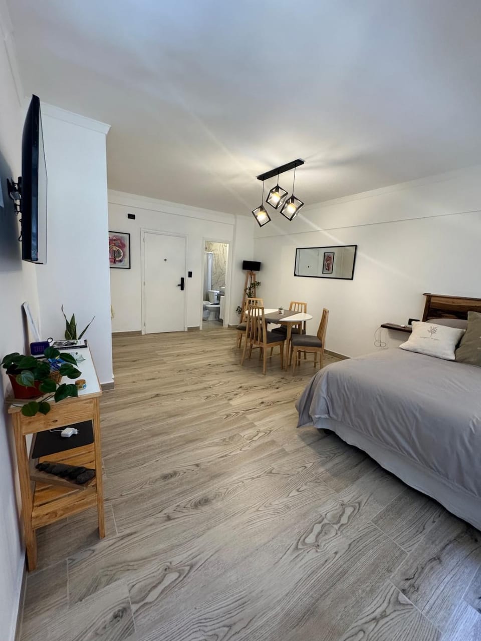 Bed, TV and multimedia, Living room, Photo of the whole room, Seating area, Dining area, Bedroom