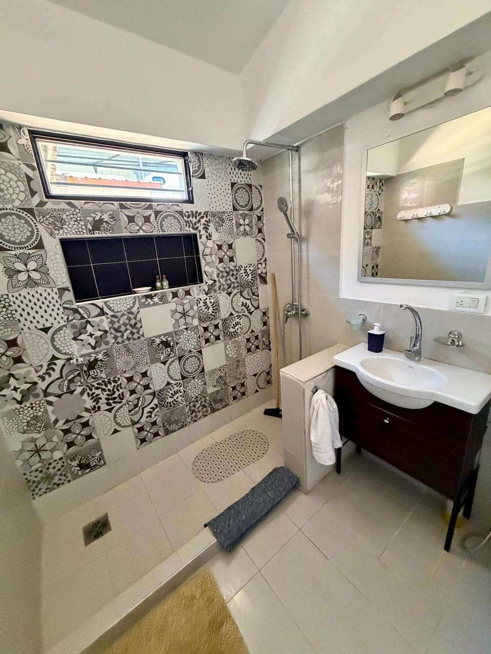 Shower, Bed, Bathroom, Photo of the whole room, Bedroom, Bath, towels