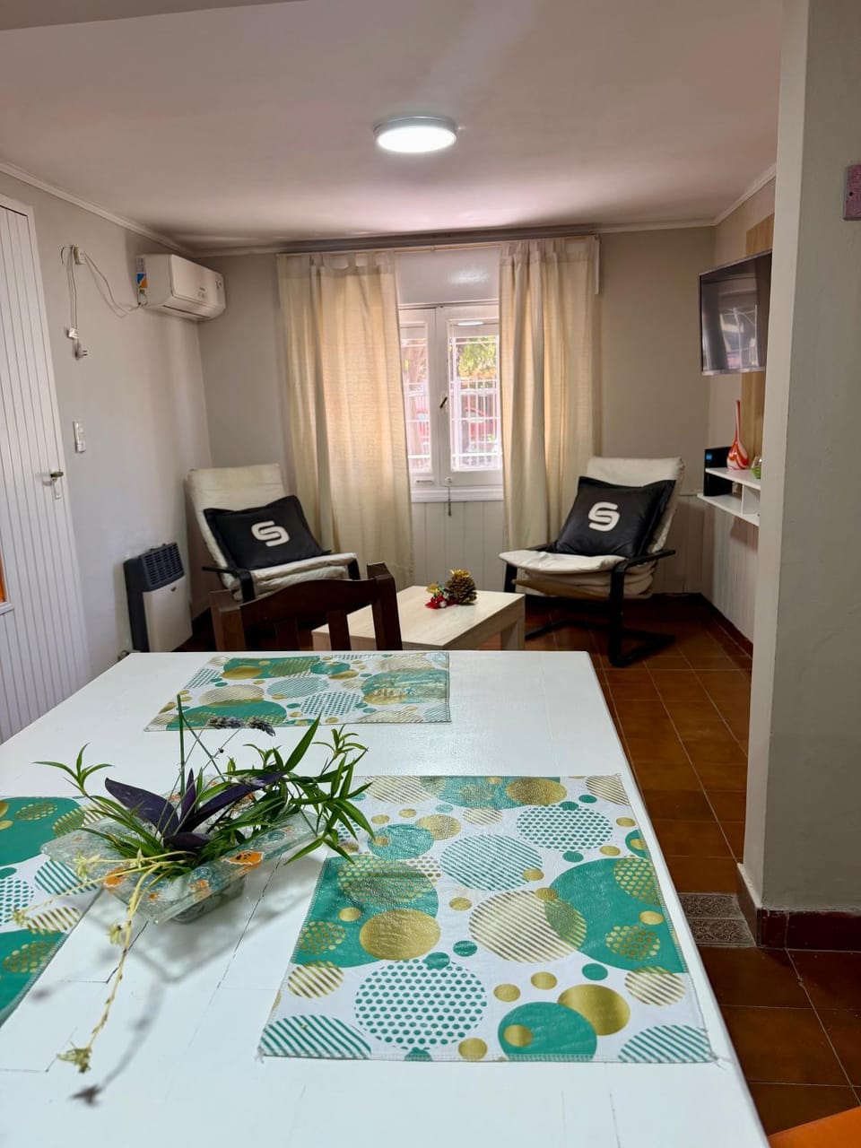TV and multimedia, Living room, Photo of the whole room, Seating area, Dining area, air conditioner