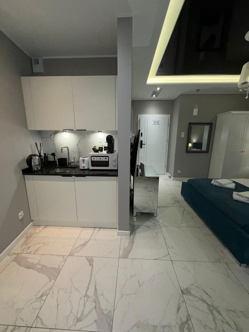 Bed, Kitchen or kitchenette, Photo of the whole room, stove, toaster