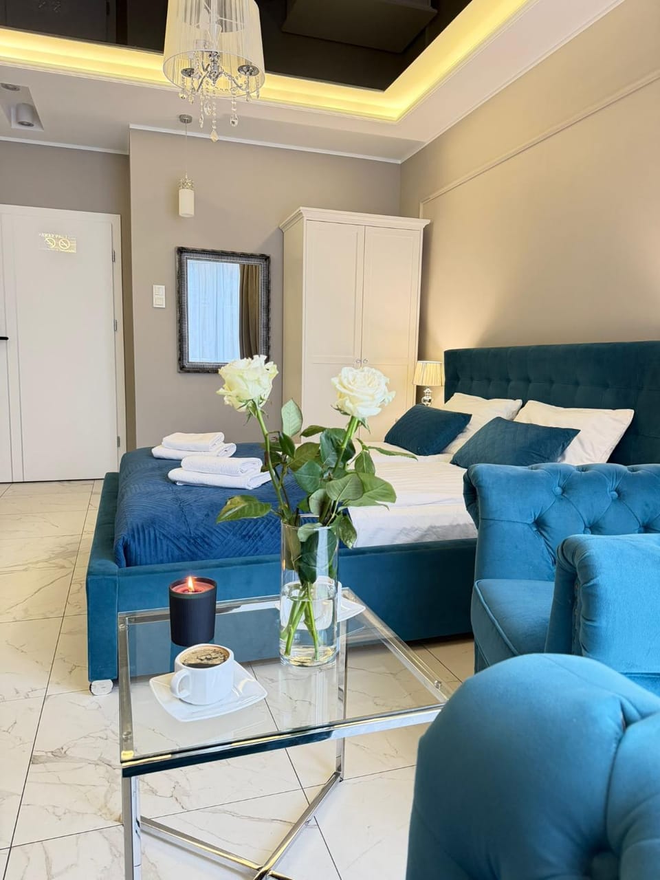 Bed, Photo of the whole room, Seating area, Bedroom