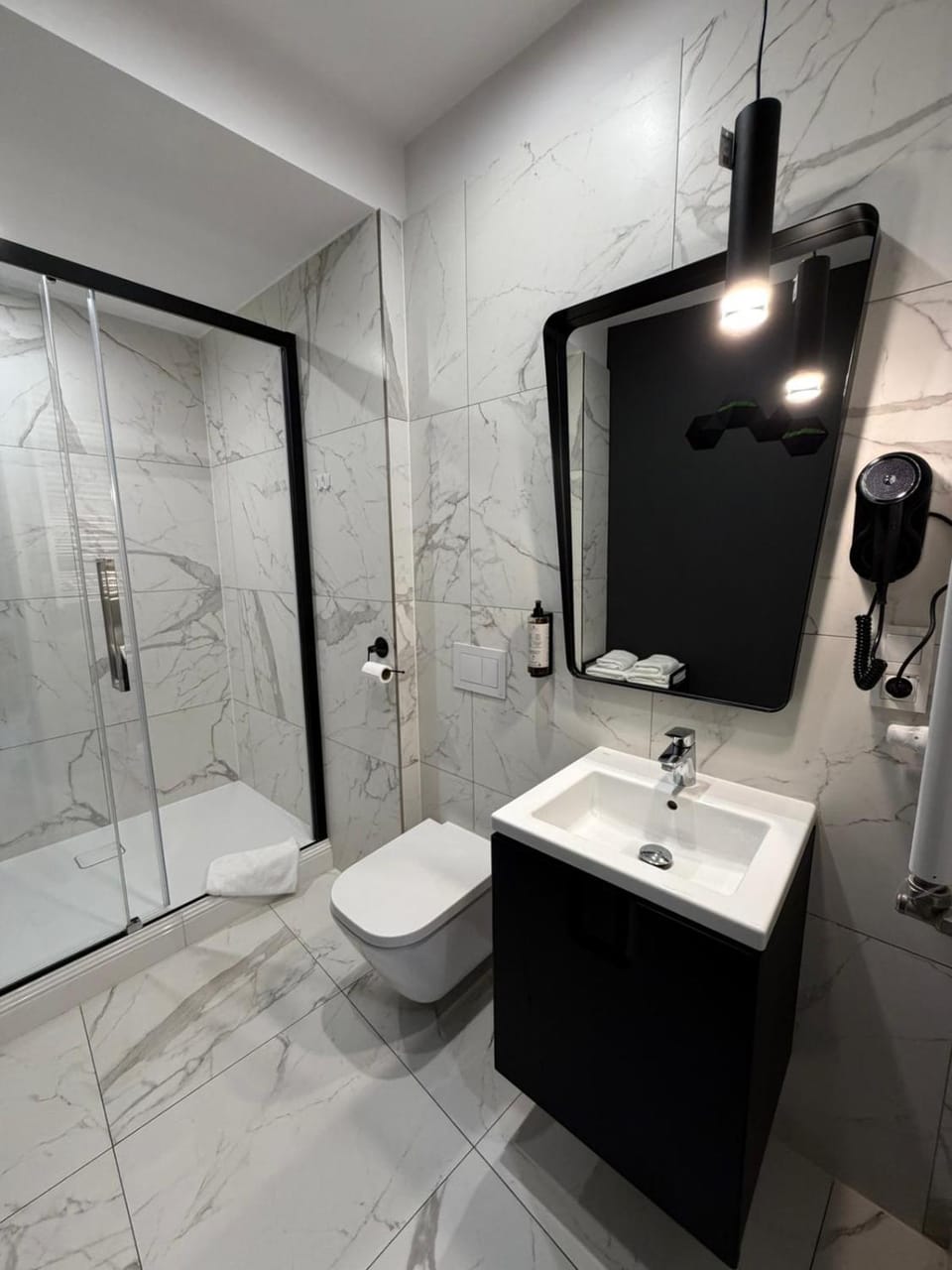 Shower, Toilet, Bathroom, Decorative detail, towels