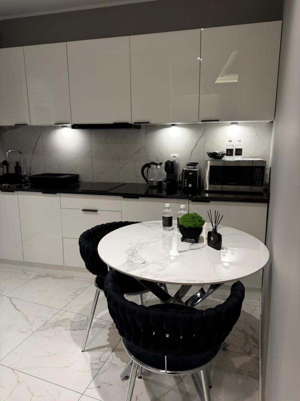 Coffee/tea facilities, Kitchen or kitchenette, stove, toaster