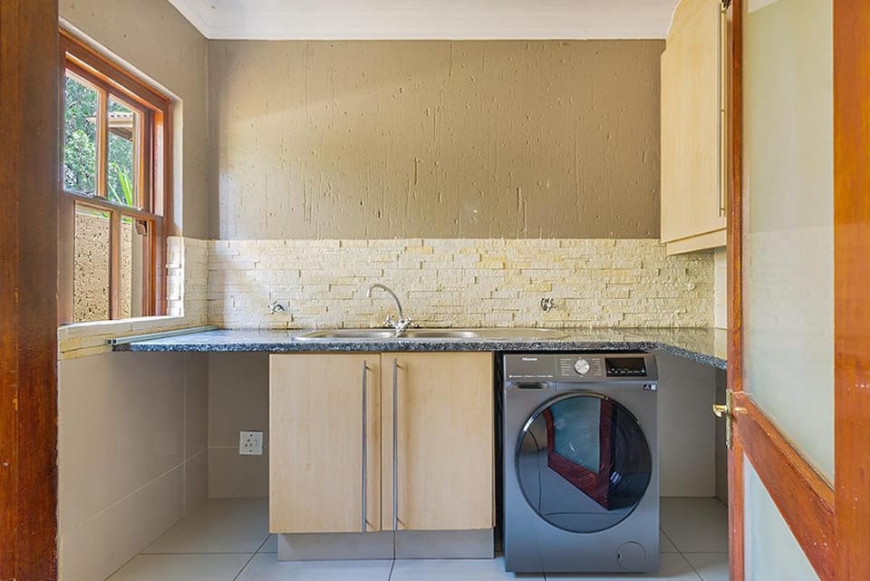 Modern Family Haven with Garden Sleeps 8 House in Sandton